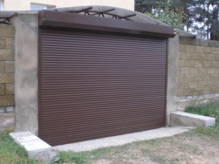 роллетные ворота на гараж коричневые алютех