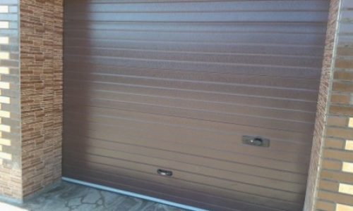 секционные гаражные ворота коричневого цвета